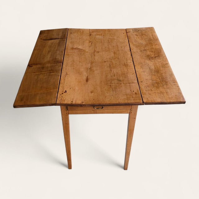 Wood 1790s New Bedford Pembroke Table in Tiger Maple For Sale - Image 7 of 10