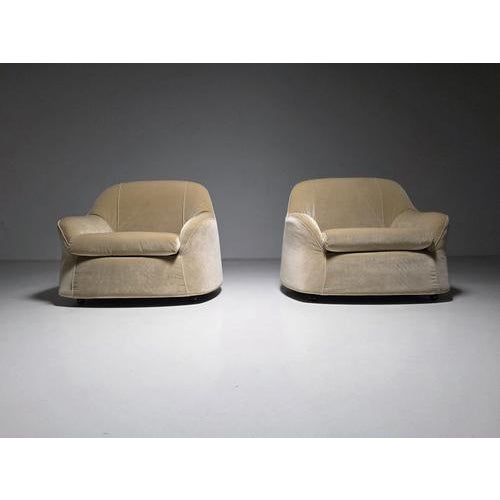 A sculptural and highly comfortable pair of iconic Ciprea lounge chairs, newly upholstered in a refined linen-colored...
