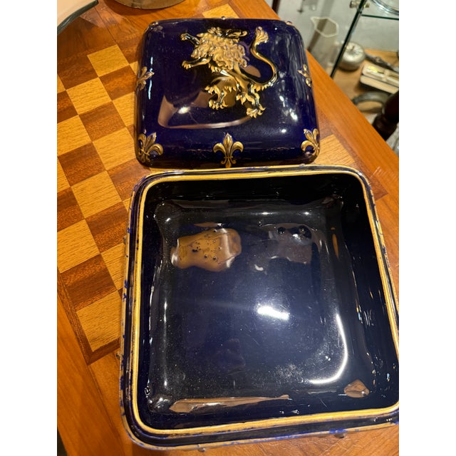 Ceramic Box with Lion and Fleur-De-Lis, in Very Good conditions. Designed before 1890