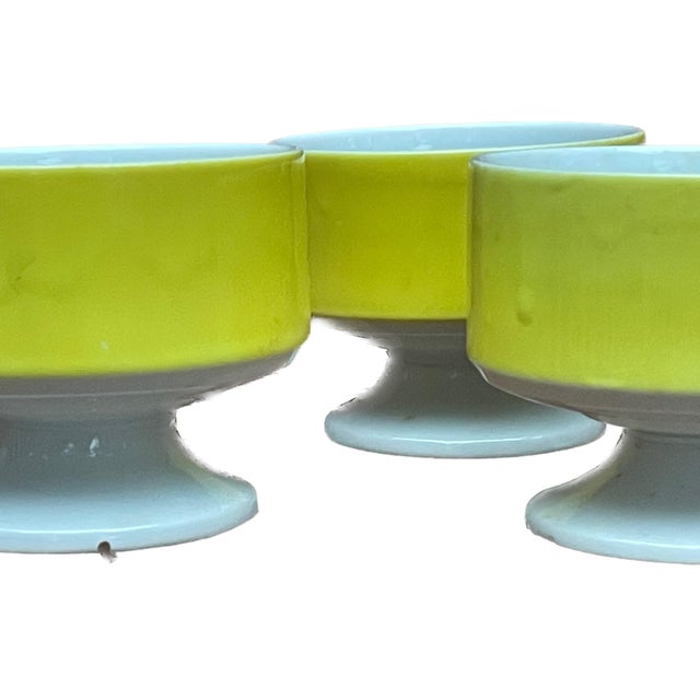 1960s Vintage MCM Footed Sherbet Dish Set of 4 | Yellow and White Ice Cream Dessert Bowls For Sale - Image 5 of 7
