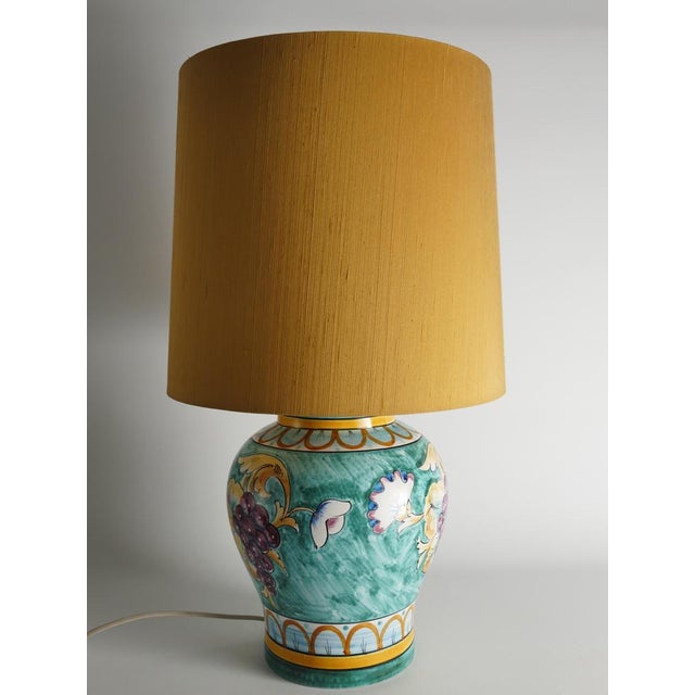 Deruta Porcelain Table Lamp with Hand-Painted Grape Decoration, Italy, 1960s For Sale - Image 4 of 17