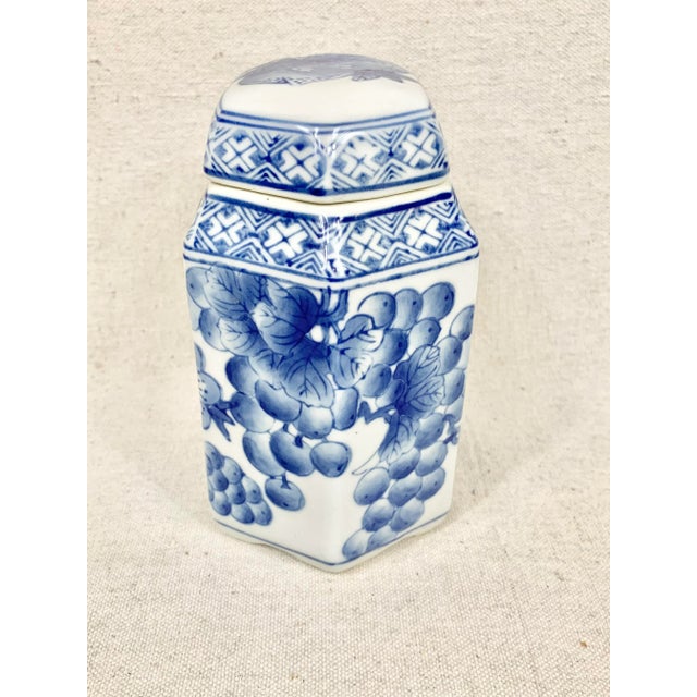 Vintage Blue and White Hexagonal Ginger Jar For Sale In New Orleans - Image 6 of 11