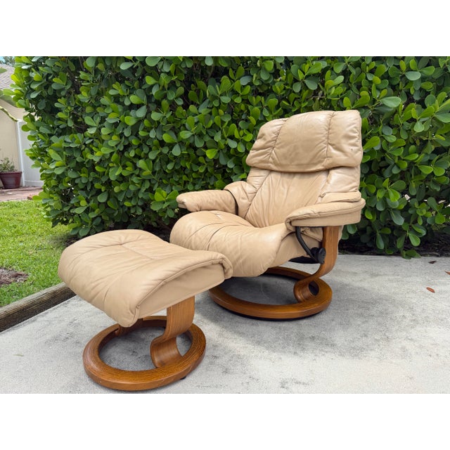 Ekornes ASA Vintage Ekornes Stressless Reno Leather Recliner Lounge Chair and Ottoman, Made in Norway For Sale - Image 4 of 12