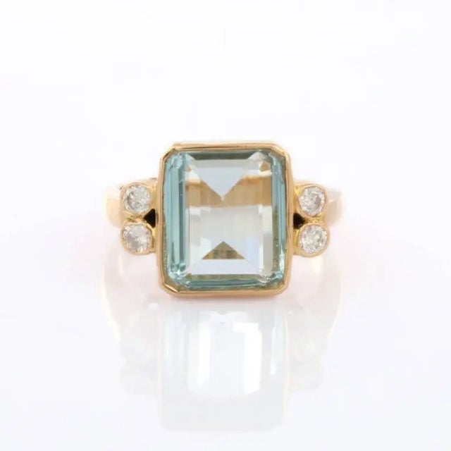 Modern 18k Yellow Gold 5.45 Carat Aquamarine and Diamond Cocktail Ring Size 11 For Sale - Image 3 of 6