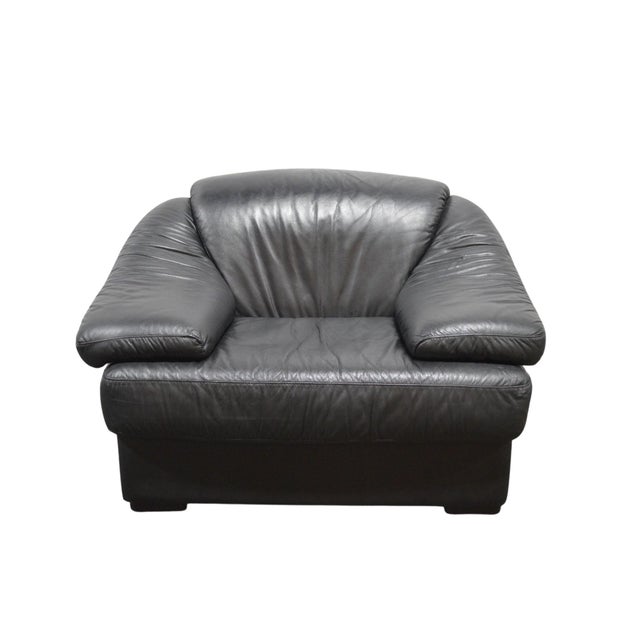 A very 1980's/1990's Italian leather lounge chair and ottoman set. The set is attributable to Natuzzi/Salotti (see label...