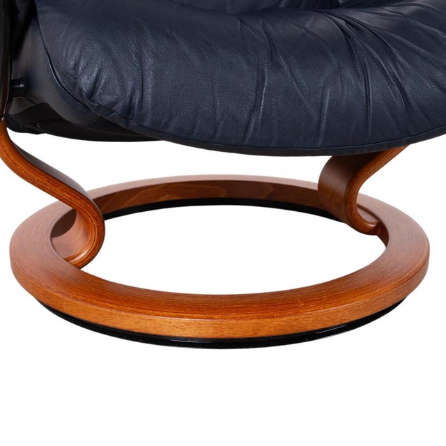 Set of Black Leather Reno Recliner and Ottoman with Manual Function from Stressless For Sale - Image 6 of 18