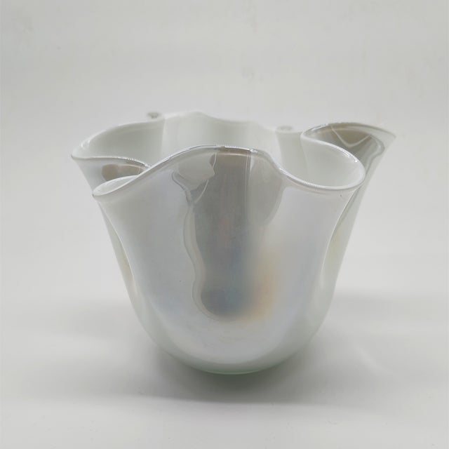 1960s Vintage Jacketed Pearl White Fazzoletto Vase in Murano Glass, 1960s For Sale - Image 5 of 9