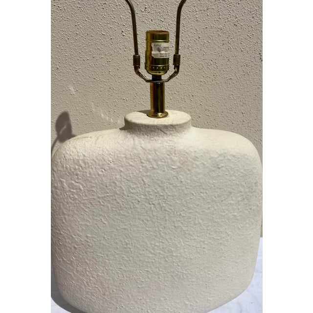 Contemporary Vintage 1970’s Large White Textured Ceramic Lamp With Lucite Base & Finial. For Sale - Image 3 of 11