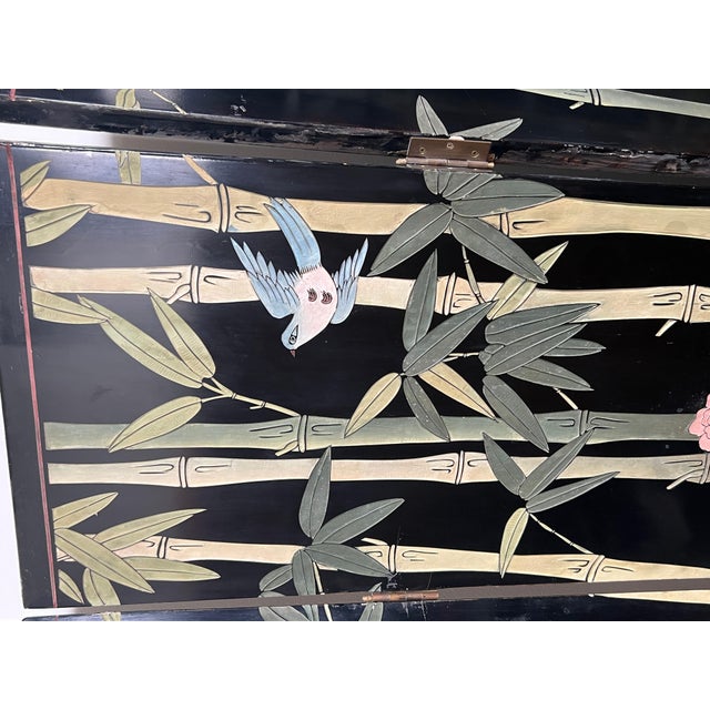 Chinese lacquer screen with bird and bamboo decorations. Chinese work. For Sale - Image 6 of 12