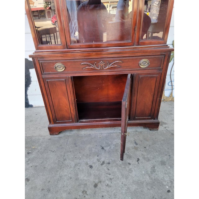 Vintage Traditional Mahogany Wood China Cabinet. For Sale - Image 14 of 18