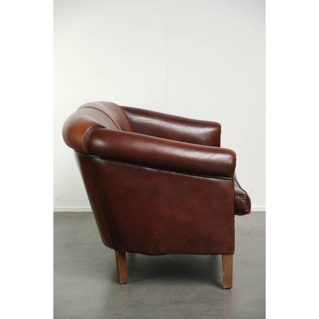 This lovely sheepskin 2-seater sofa is made in a club style and has a beautiful cognac color. The sofa has loose seat...