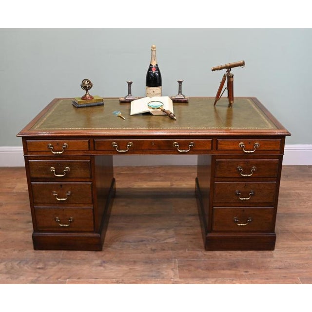 Victorian Pedestal Desk in Mahogany and Leather Top, 1880 For Sale - Image 9 of 9