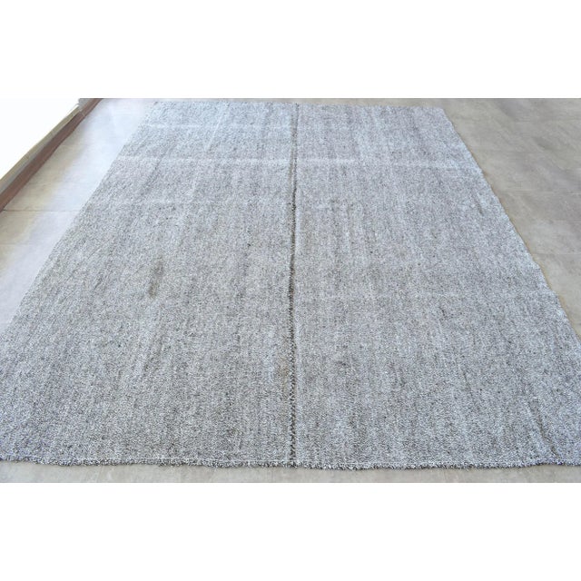 1960s Vintage Flat Weave Turkish Kilim Rug. Solid Gray Goat Hair Area Rug 7'2" X 9'2" For Sale - Image 4 of 9