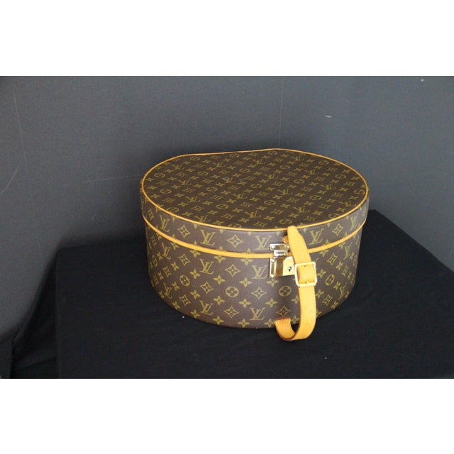 This magnificent Louis Vuitton hatbox features Monogram canvas and natural calfskin leather reinforcements on a wooden...