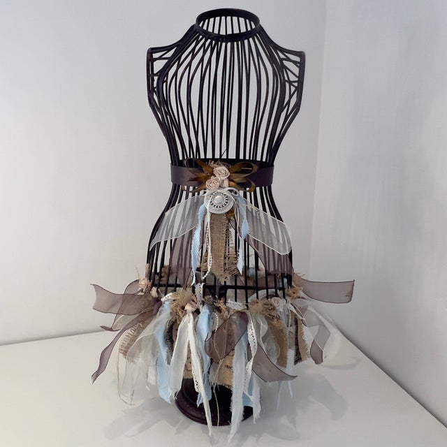 Vintage-inspired metal wrought iron look dress form with included removable vintage lace lapel. Weight: 4.3lbs