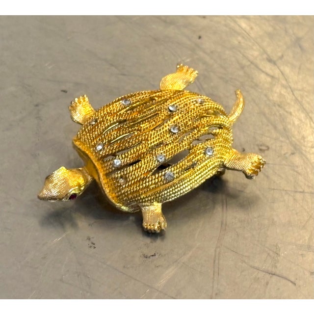 1950s-60s gold tone/rhinestone seat turtle brooch w/ red rhinestone eyes. Excellent condition.