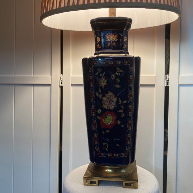 Late 20th Century Vintage 29” Hexagonal Chinoiserie Ceramic Table Lamp With Pleated Drum Shade For Sale - Image 5 of 12