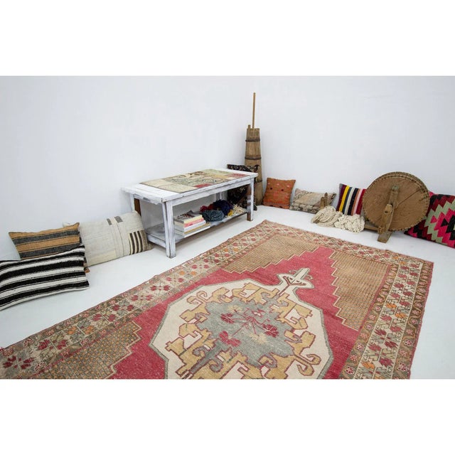 Vintage Worn Turkish Anatolian Rug- 4′11″ × 9′4″ For Sale In Los Angeles - Image 6 of 7