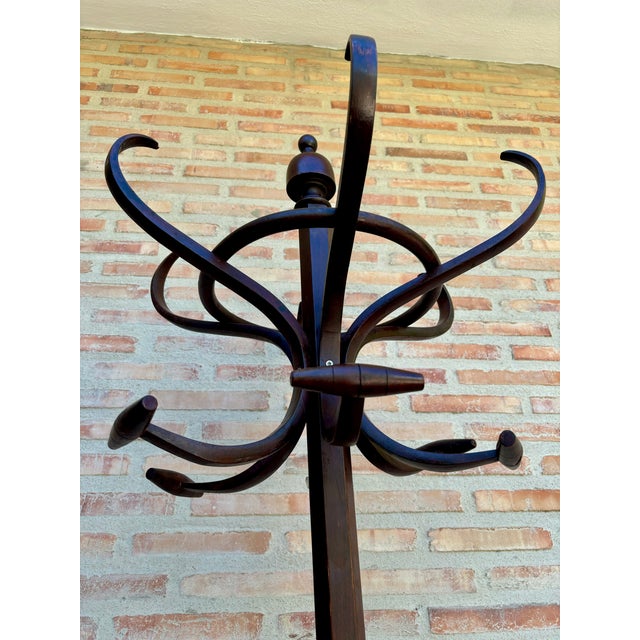Thonet coat rack from the beginning of the 20th century offers great comfort because it can be rotated. Original condition...