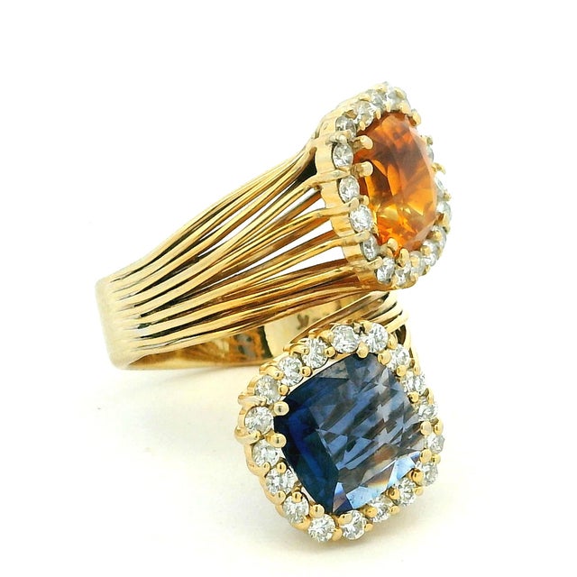 A beautifully composed Italian Modernist bypass ring crafted in 18K yellow gold, dating to the 1980s. The sculptural...