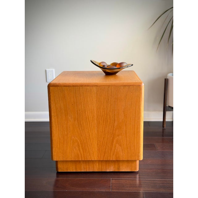 Mid 20th Century Vintage Waterfall Oak Cube Side Table Pedestal End Table in the Style of Dunbar and Milo Baughman For Sale - Image 5 of 11
