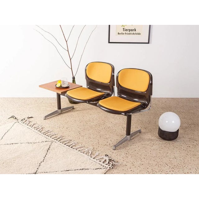 Classic waiting bench from the 1970s. High quality frame made of steel and stainless steel with two plastic seat shells in...