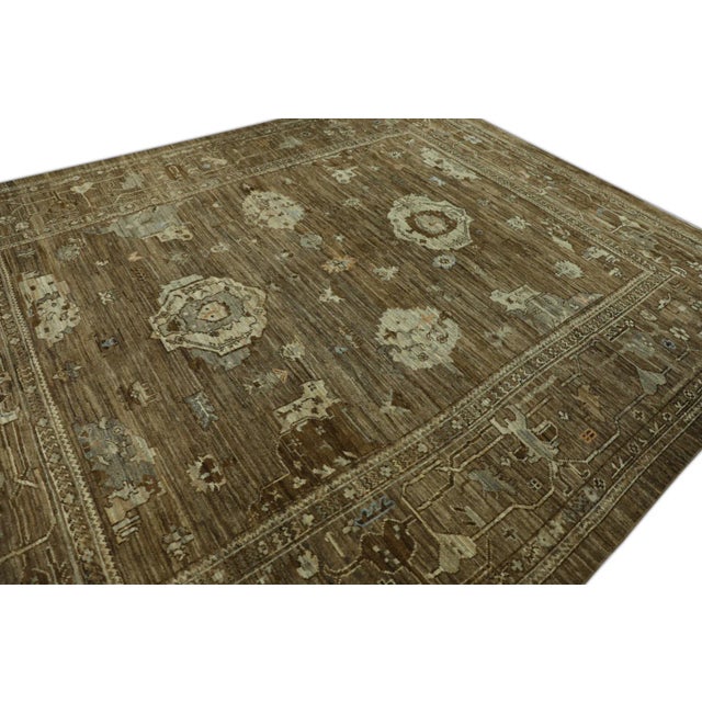 This modern Turkish Oushak rug is a stunning piece of art that has been handwoven using traditional techniques by skilled...