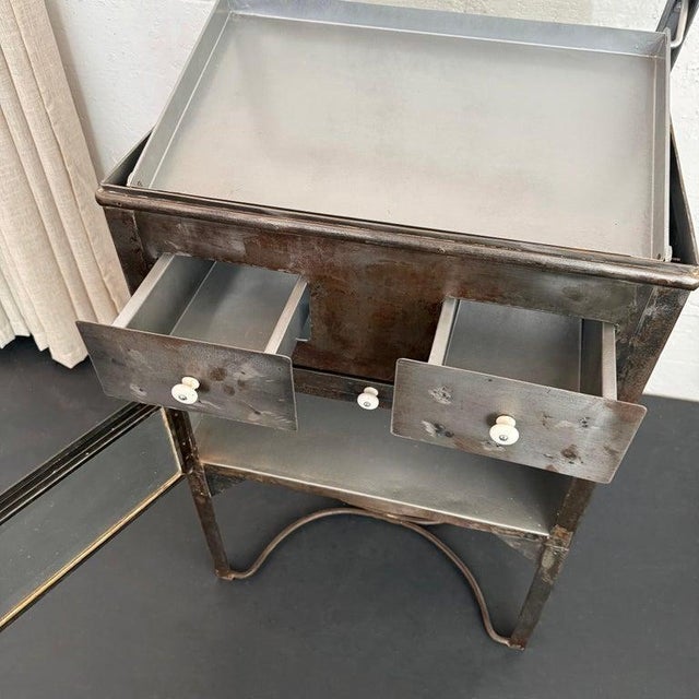 1940s Industrial Brushed Steel Top Opening Medical Apothecary Display Cabinet For Sale - Image 9 of 12