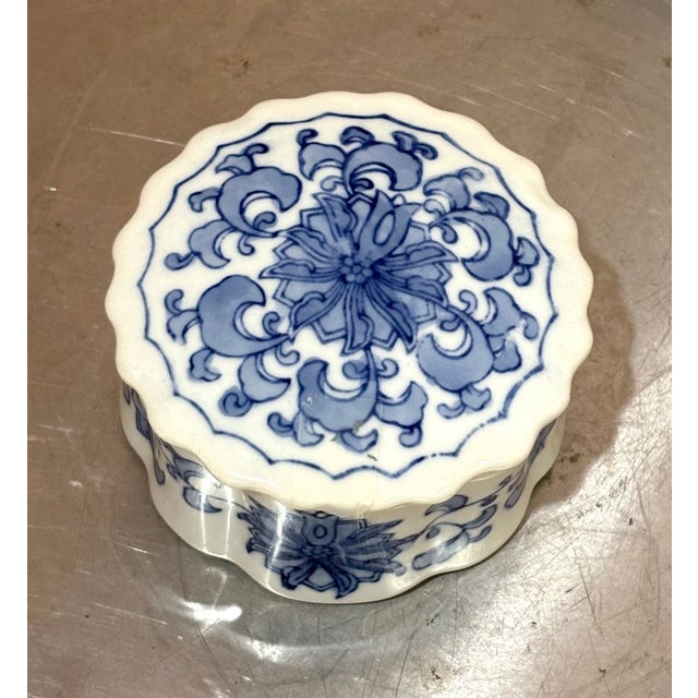 1950s-60s blue/white ceramic asian-style scallop-edge round box. Excellent condition.