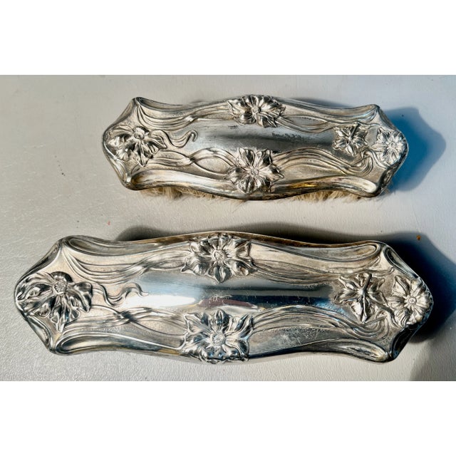 Art Nouveau C1900 Dresser Vanity Set Silver Plate 3 Brushes & Comb Vanbergh Sp Co. Hibiscus Pattern For Sale In Providence - Image 6 of 7