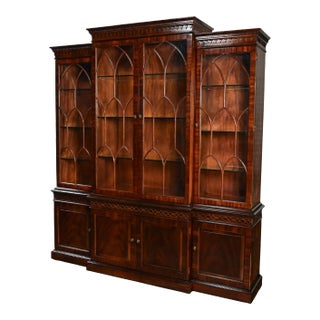 Late 20th Century Chinese Chippendale Henredon Mahogany Finished Breakfront Lighted Display Cabinet For Sale