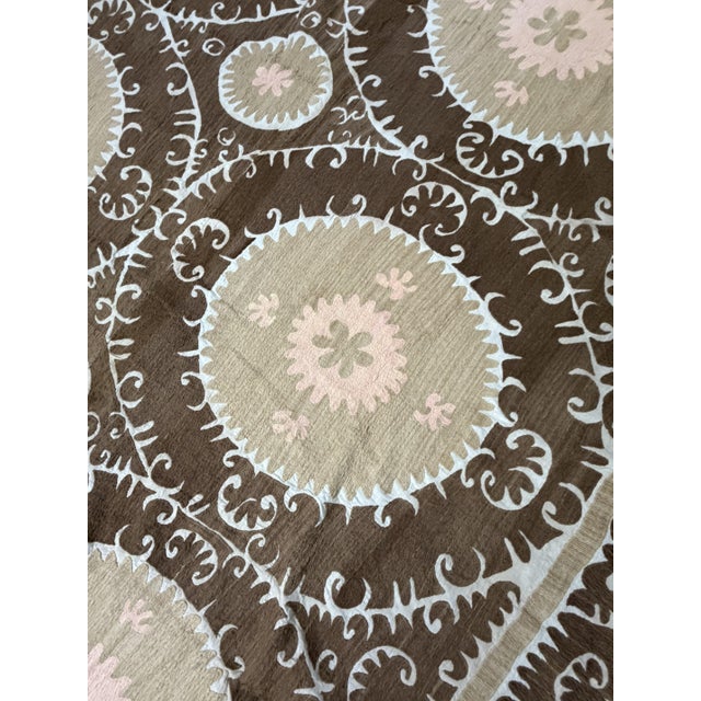 Large Cotton Suzani From Samarkand Uzbekistan, 1930s Suzani Terracotta Wall Hanging Tapestry - Neutral Uzbek Bedspread For Sale In New York - Image 6 of 12
