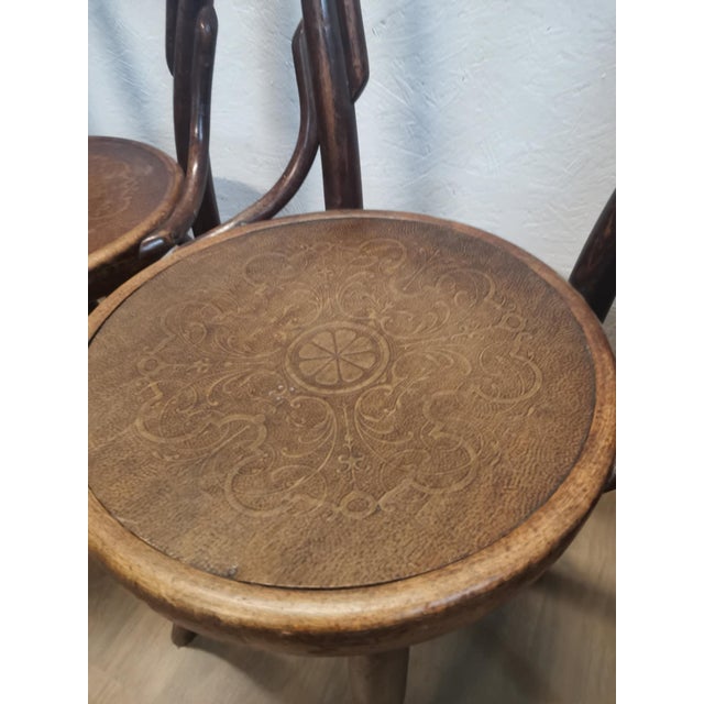 Beautiful Thonet-style bistro chair in dark brown beechwood. The attractive thermoformed seat features various arabesque...