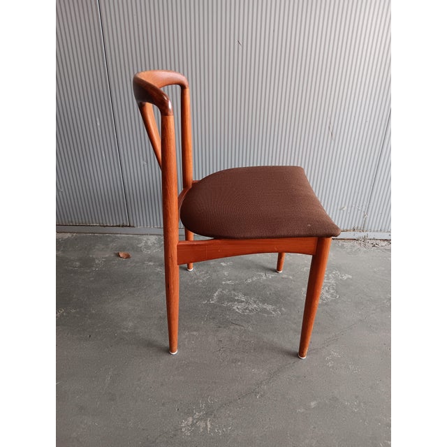 Wood Danish Round Teak Dining Table with Juliane Chairs by Johannes Andersen for Vejle Mobelfabrik, 1960, Set of 5 For Sale - Image 7 of 14
