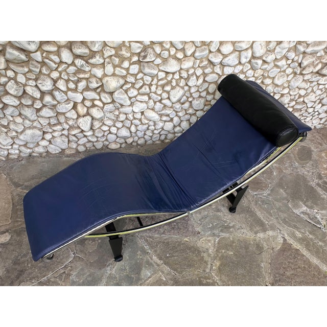 Black LC4 Chaise Lounge in Blue Leather by Le Corbusier, Pierre Jeanneret & Charlotte Perriand for Cassina, 1980s For Sale - Image 8 of 18