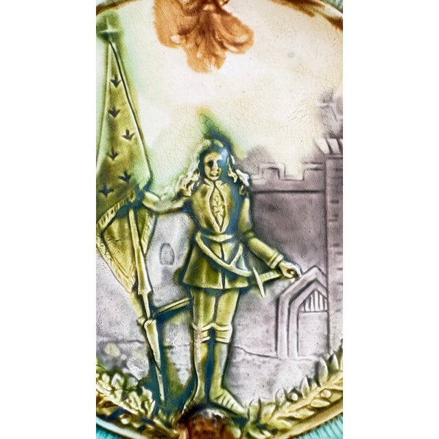 French Provincial Antique French Majolica Plate, Joan of Arc, Gloire Honneur Liberté Patrie, Late 19th Century For Sale - Image 3 of 7