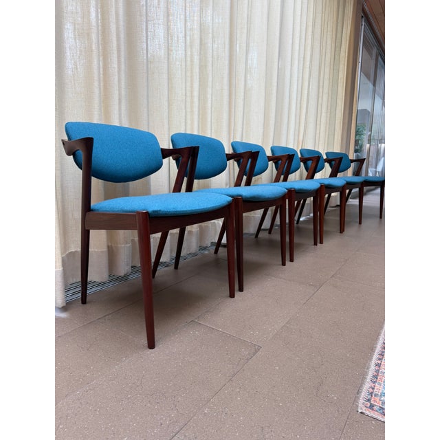 1950s Danish Modern Attributed to Kai Kristiansen Set of 6 Rosewood Model 42 Dining Chairs (Fully Restored) For Sale - Image 9 of 14
