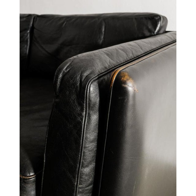 Danish Mid-Century Black Leather Three Seater V11 Sofa by Illum Wikkelsø, 1960s For Sale - Image 6 of 8