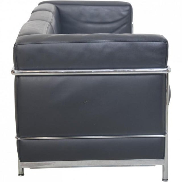 Vintage LC2/3 Three-Seater Sofa in Black Pelle Leather by Le Corbusier, 2000s For Sale - Image 3 of 18