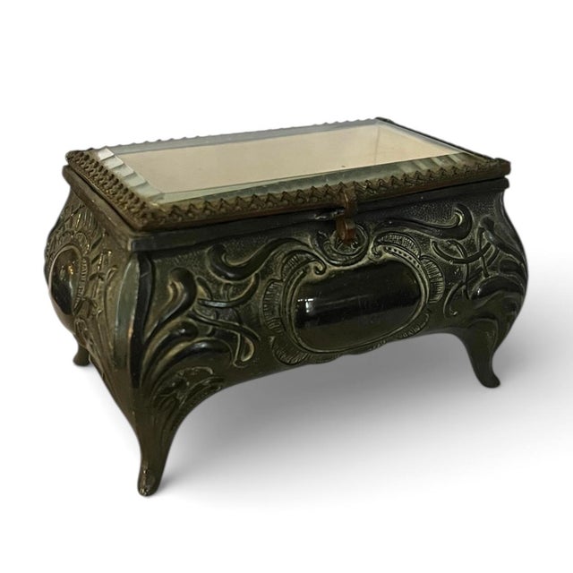 Early 20th Century Art Nouveau Floral Relief Metal Trinket or Jewelry Box With Hinged Glass Lid For Sale - Image 5 of 7