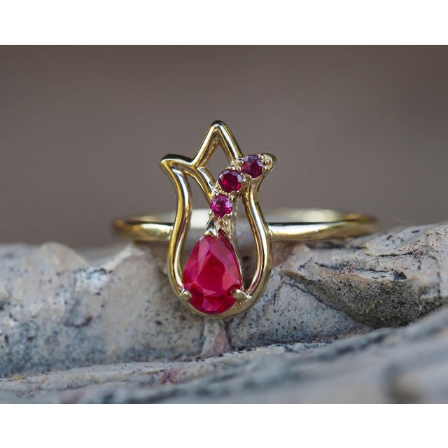 Modern Tulip Flower Ring With Ruby in 14k Gold - 5 Us Size For Sale - Image 3 of 9
