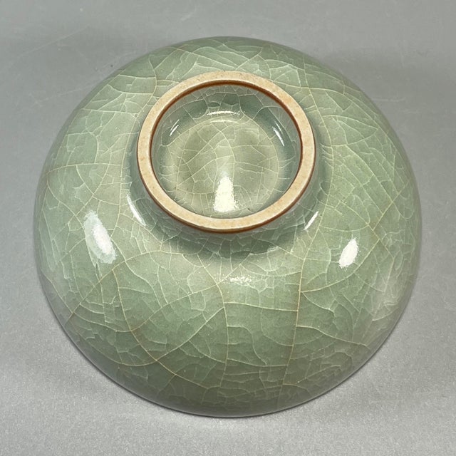 16th Century China Vintage‑Style Light Green Crackle‑Glaze Celadon Bowl With Brown Rim For Sale - Image 5 of 6