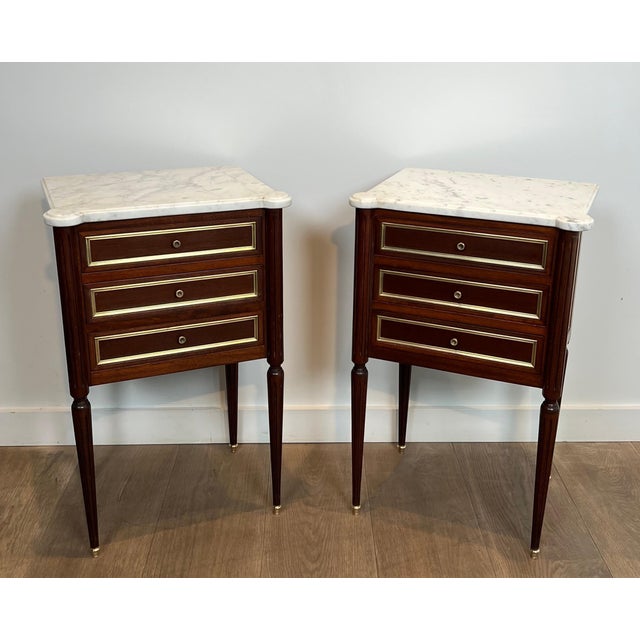 1940s Pair of mahogany and brass side tables or bedside tables with Carrara marble For Sale - Image 12 of 12