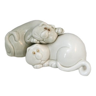 1970s Fitz & Floyd Cat Nap Nesting Ceramic White and Beige Salt & Pepper Shakers For Sale