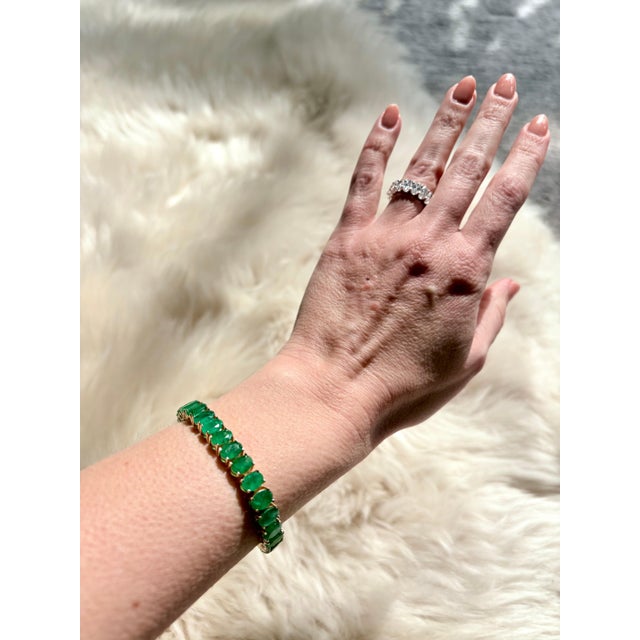 2020s 27 Carat Natural Emerald Tennis Bracelet, 14 Karat Yellow Gold, 21gm, 7.25 Inch For Sale - Image 5 of 8