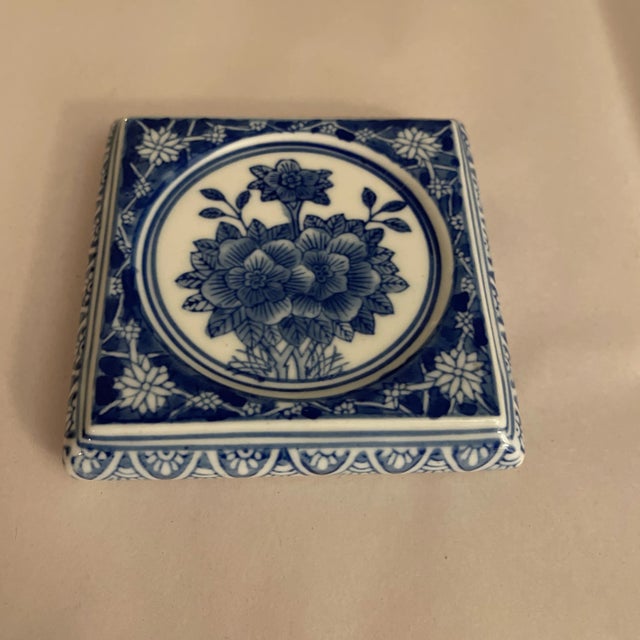 Chinese blue and white porcelain stand with floral decoration. Egg and dart border. Great for displaying a piece of...