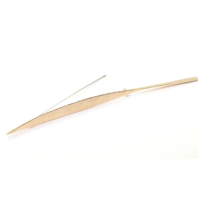 1970s Vintage Cartier Dinh Van Yellow Gold Long Quill Brooch Pin For Sale - Image 5 of 6