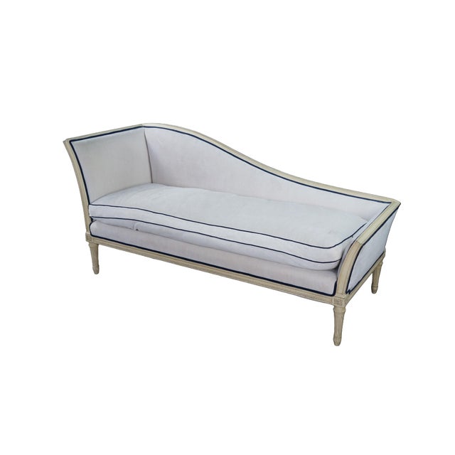 This refined 1960s Neoclassical-style Chaise lounge or Récamier or méridienne style daybed manufactured by Baker...