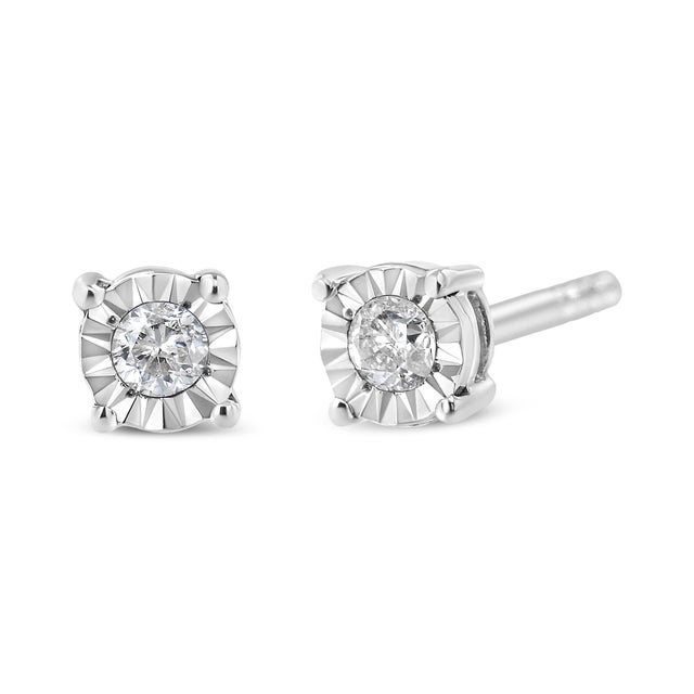 Add a shimmering touch to your wardrobe with these elegant and extravagant diamond earrings. Fashioned in the round shape,...