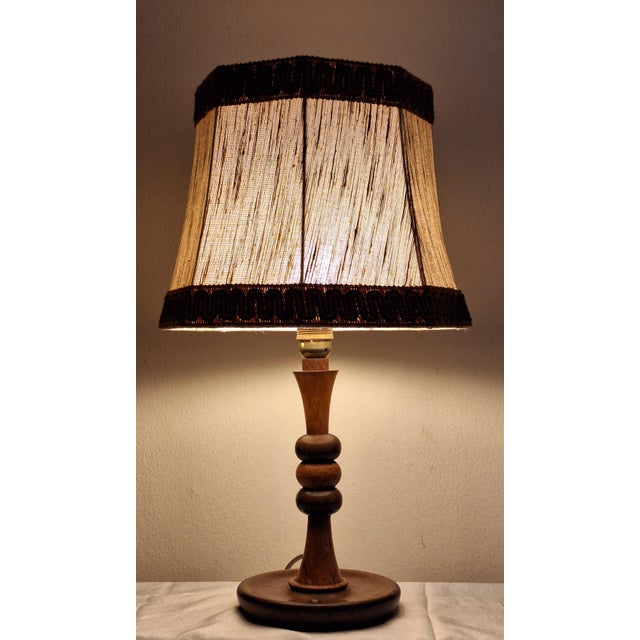 1920s Antique Art Deco German Table Lamp with Turned Base in Maple and Walnut Wood and Beige Fabric Shade, 1920s For Sale - Image 5 of 7